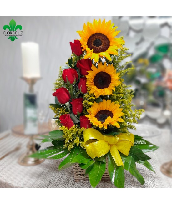 BELLO ATARDECER EN ROSAS ROJAS Y GIRASOLES